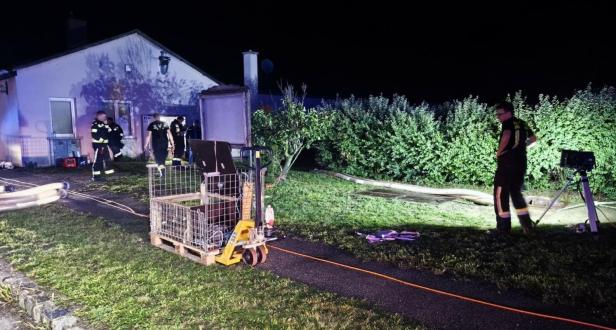 Feuerwehrleute bei einem Einsatz vor einem Haus in Breitenwaida.