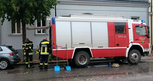 Ein rotes Feuerwehrfahrzeug der Freiwilligen Feuerwehr Breitenwaida steht auf der Straße.