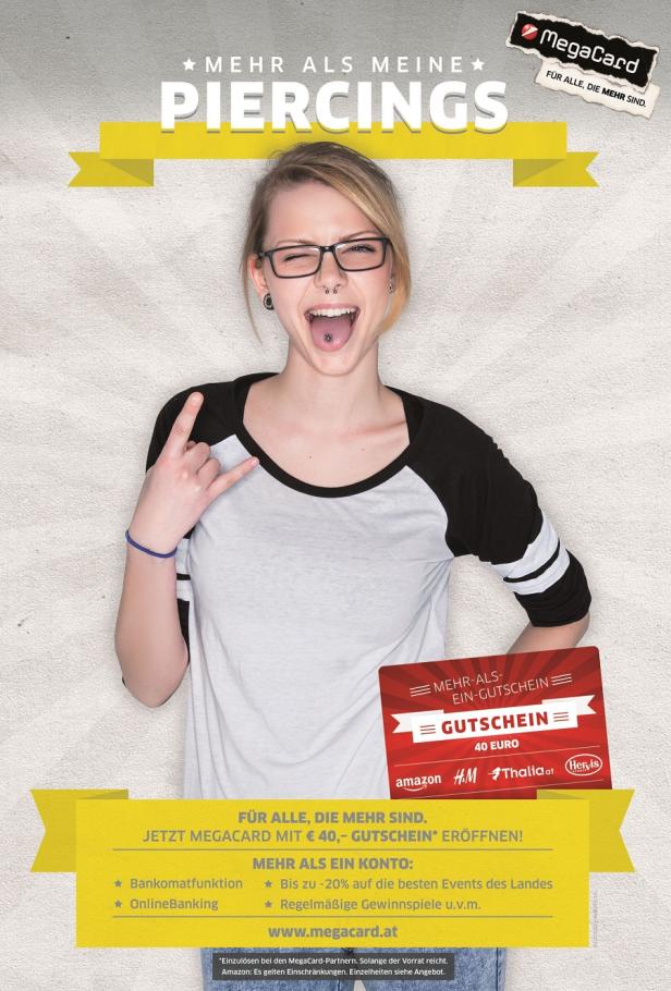 MegaCard - Bank Austria - Werbekampagne - Sujet Piercings Nina - Robin de Bois Eine junge Frau mit Piercings macht eine Geste mit der Hand.