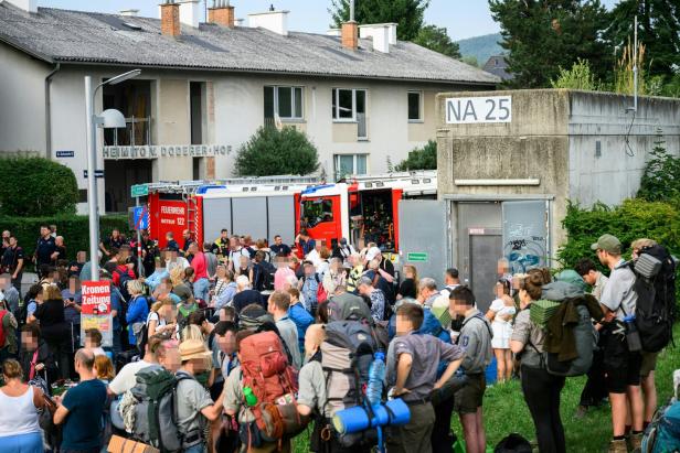 ICE STEHEN GEBLIEBEN: PASSAGIERE AUS ZUG IN TUNNEL VOR WIEN GEBRACHT ICE STEHEN GEBLIEBEN: PASSAGIERE AUS ZUG IN TUNNEL VOR WIEN GEBRACHT