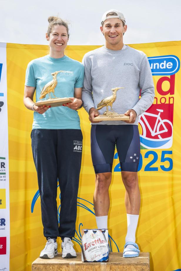 Melanie Brunhofer und Anton Erlbacher stehen auf einem Podest und halten ihre Siegertrophäen, die einen Vogel darstellen. Melanie Brunhofer und Anton Erlbacher stehen auf einem Podest und halten ihre Siegertrophäen, die einen Vogel darstellen.
