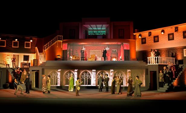 Eine Aufführung von „Jekyll & Hyde“ auf einer Felsenbühne.