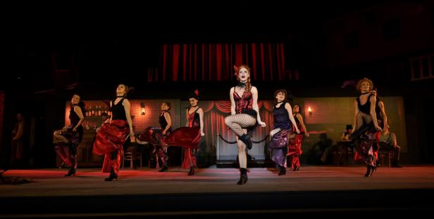 Eine Bühnenszene aus „Jekyll & Hyde“ mit Tänzerinnen in Kostümen.