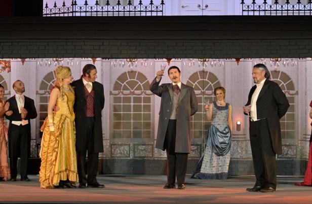 Darsteller in Kostümen auf der Felsenbühne bei „Jekyll & Hyde“.