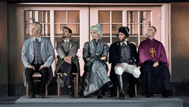 Fünf Darsteller in Kostümen sitzen auf einer Bühne für „Jekyll & Hyde“.