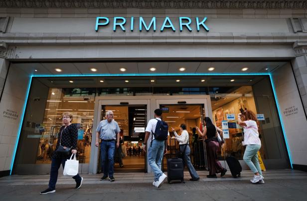 Die Aktien und Umsätze von Primark sinken aufgrund von Befürchtungen über US-Zölle.