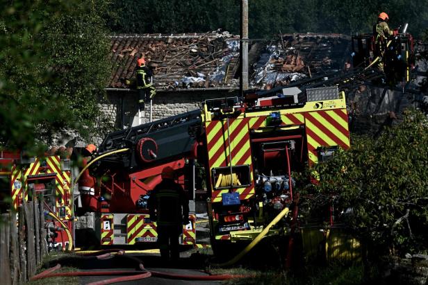 FRANCE-FIRE Feuerwehrleute arbeiten an einem teilweise zerstörten Haus in Frankreich.