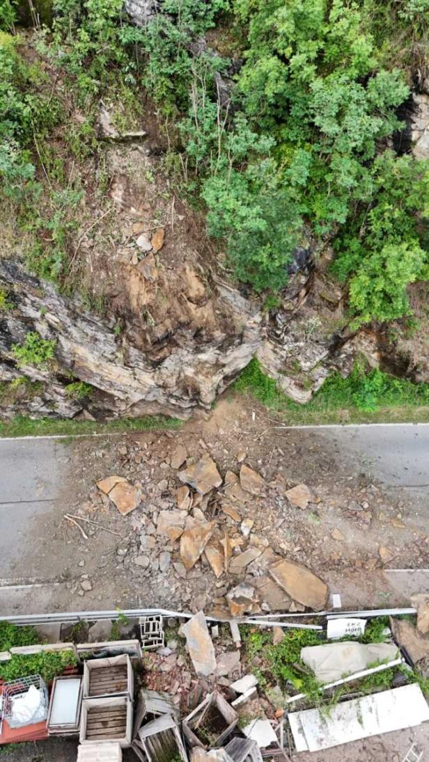Eine Aufnahme von Oben von herabgestürzten Geröll auf einer Straße. Eine Aufnahme von Oben von herabgestürzten Geröll auf einer Straße.