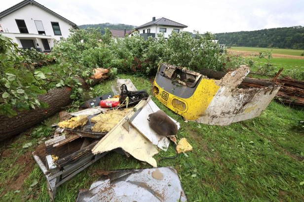GERMANY-ACCIDENT-TRAIN Trümmer eines verunglückten Zuges der Deutschen Bahn liegen auf einer Wiese.
