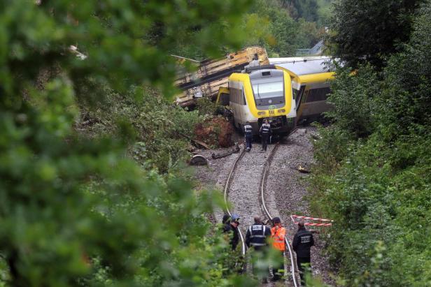 GERMANY-ACCIDENT-TRAIN Ein entgleister Zug der Deutschen Bahn liegt neben den Gleisen. Polizisten sind vor Ort.