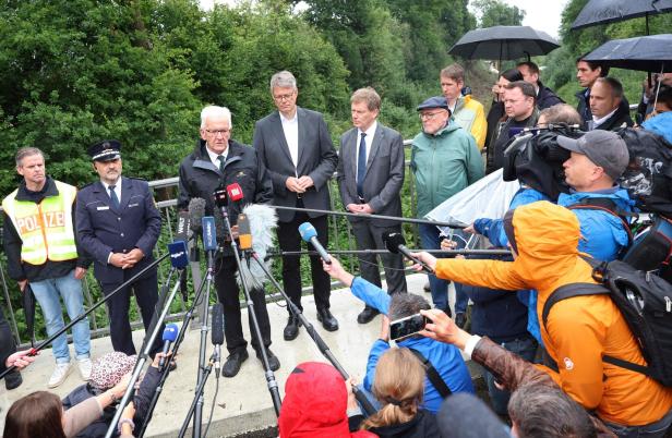 GERMANY-ACCIDENT-TRAIN Mehrere Personen, darunter Politiker und Polizisten, stehen vor Mikrofonen nach einem Zugunglück in Deutschland.