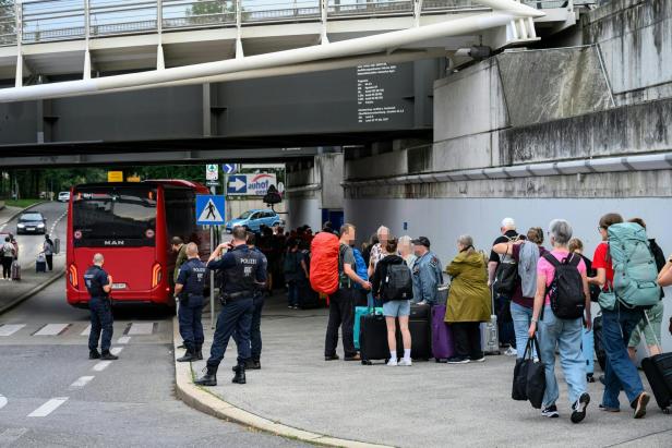 ICE STEHEN GEBLIEBEN: PASSAGIERE AUS ZUG IN TUNNEL VOR WIEN GEBRACHT