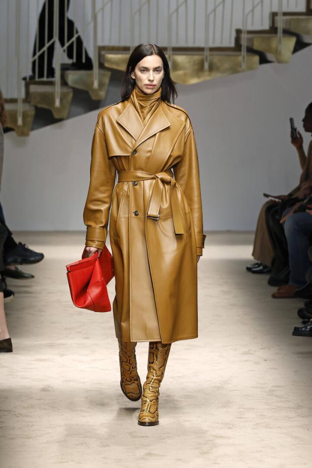 Irina Shayk präsentiert einen Ledermantel, Schlangenlederstiefel und eine rote Tasche auf dem Laufsteg von Tods Herbst/Winter 2025/26.