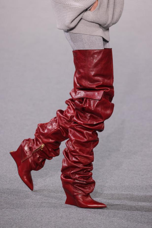 Rote, übergroße Lederstiefel auf dem Laufsteg der Balmain Herbst/Winter Kollektion 2025-2026.