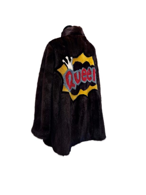 Eine dunkle Pelzjacke mit dem Schriftzug „Queen“ und einer Krone auf der Rückseite.