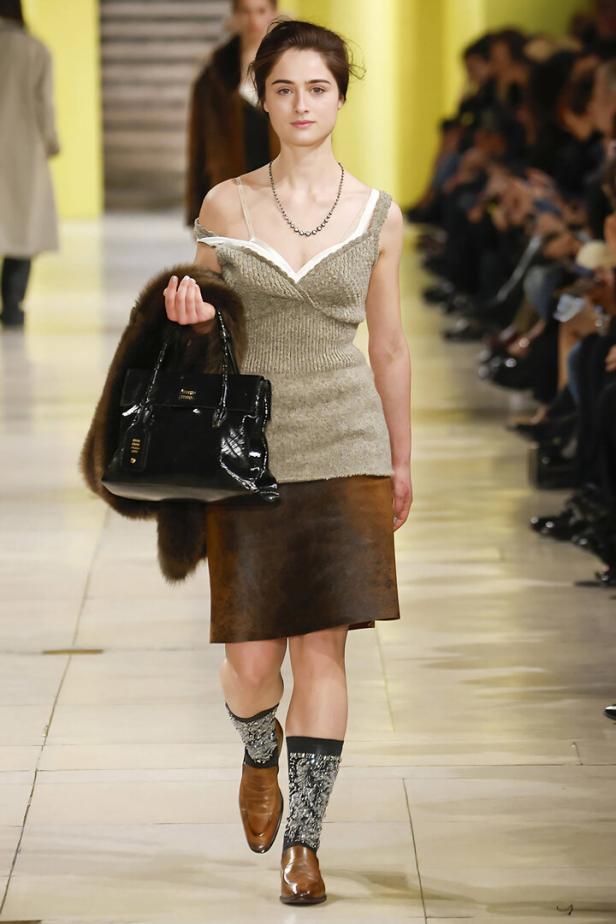 Ein Model präsentiert ein Outfit von Miu Miu auf dem Laufsteg in Paris, Herbst/Winter 2025/26.