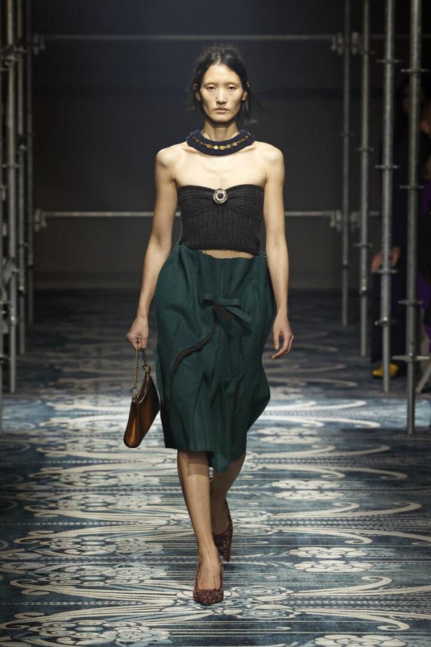 Ein Model präsentiert ein Outfit von Prada auf dem Laufsteg in Mailand, Herbst/Winter 2025/26.