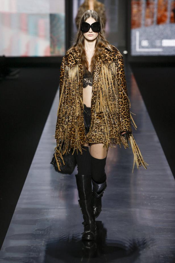Eine Frau in einem Leopardenmantel mit Fransen bei der Dolce & Gabbana Fashion Week in Mailand, Herbst/Winter 2025-2026.
