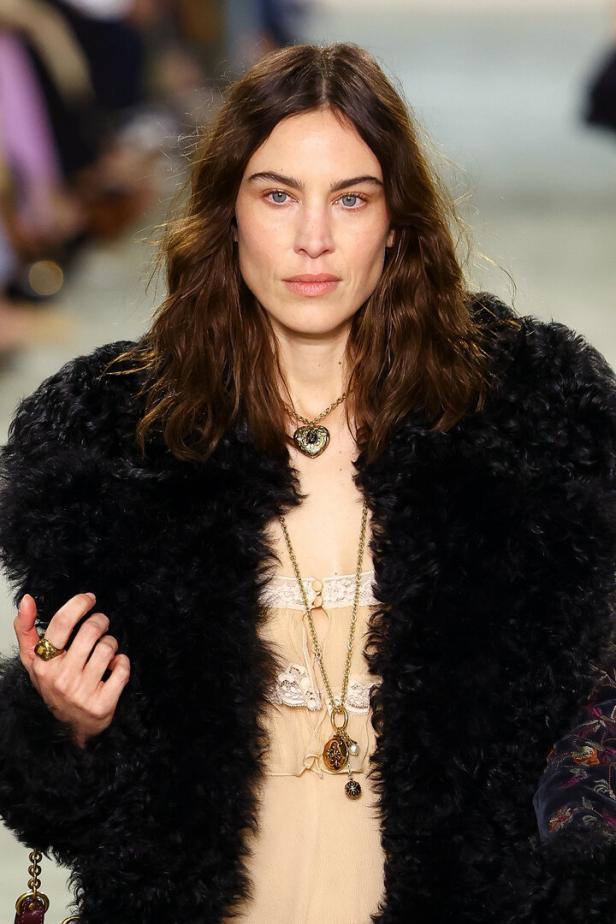 Ein Model auf dem Laufsteg der Chloé-Show während der Paris Fashion Week Herbst/Winter 2025-2026.