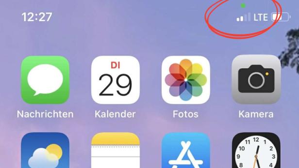 Grüner Punkt leuchtet am Handy-Homebildschirm