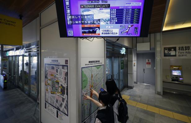 Tsunami warning issued after M8.7 quake off Kamchatka Peninsula