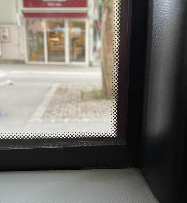 Schwarze Punkte am Fensterrand