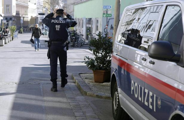 ++ THEMENBILD ++ ?WIEN: SICHERHEITSMASSNAHMEN / YPPENPLATZ / POLIZEI / SICHERHEIT Sicherheitsmaßnahmen am Yppenplatz in Wien mit einem Polizisten.
