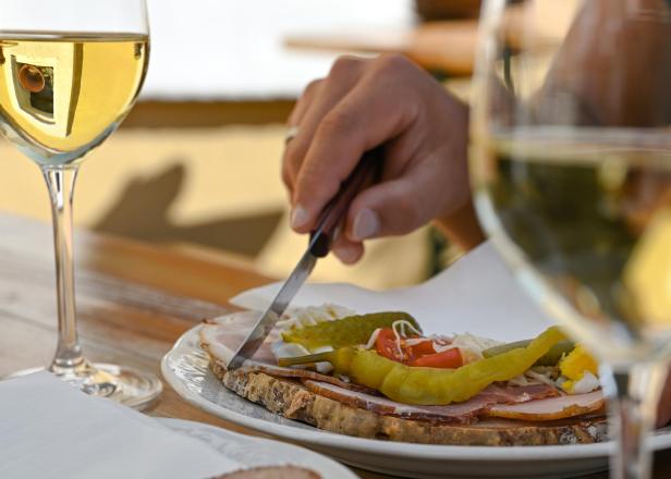 Wein gemischt mit einem belegten Brot 