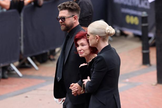 Sharon Osbourne, Ehefrau und Managerin des Rockstars, in Begleitung ihrer Kinder Jack und Kelly Ozzy Osbourne's funeral cortege travels through Birmingham