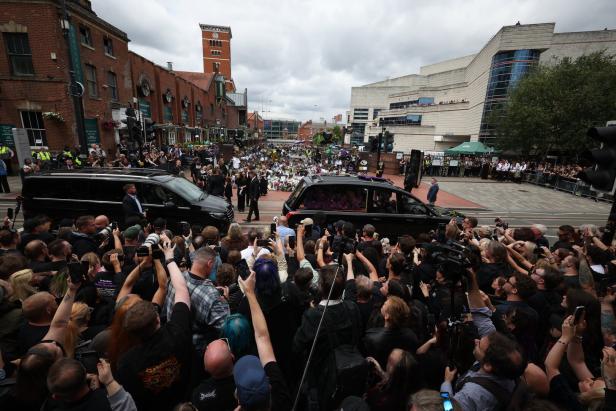 Tausende Fans wollten Abschied nehmen Ozzy Osbourne funeral cortege crosses Birmingham ahead of private funeral