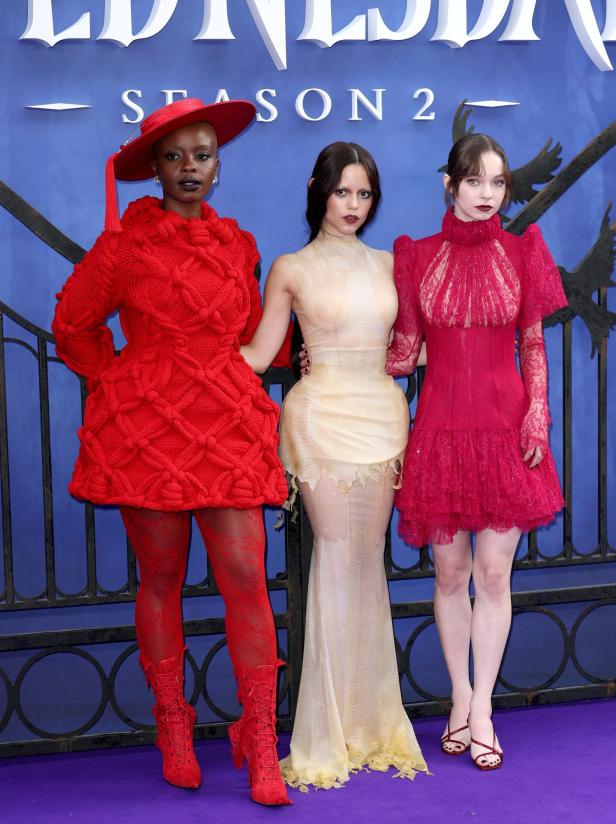 „Wednesday“ Premiere Staffel 2, Teil 1: v.l.n.r.: Joy Sunday, Jenna Ortega und Emma Myers.