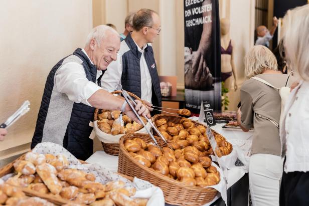 Bäckerei gibt Backwaren aus