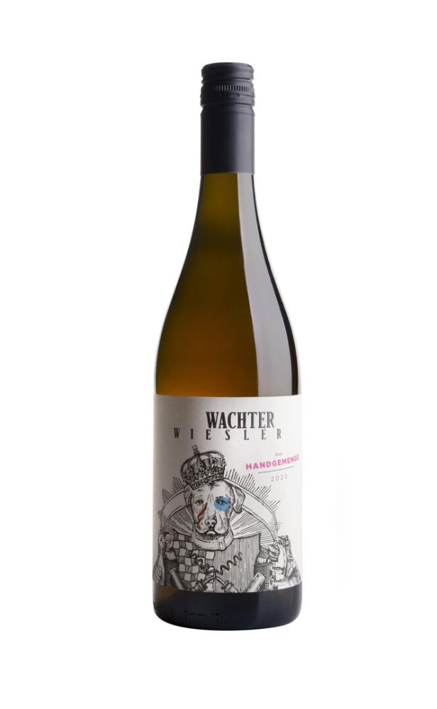 Eine Flasche „Wachter Wiesler Handgemenge“ Weißwein mit einem Etikett, das einen Hund mit Krone zeigt.