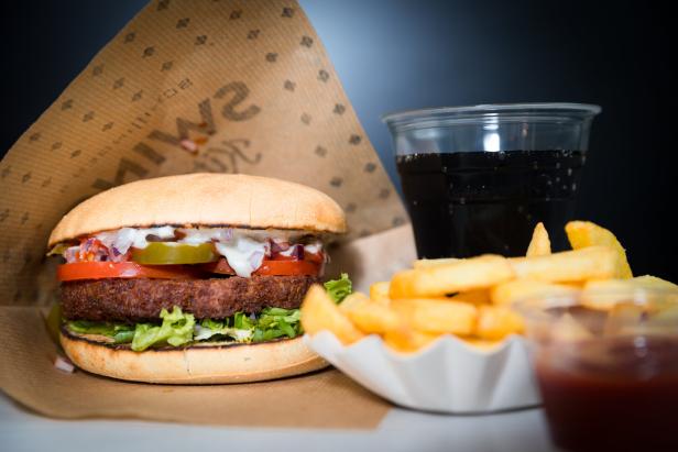 Ein Burger, Pommes und ein Getränk von Karl Schillingers „Swing Kitchen“.