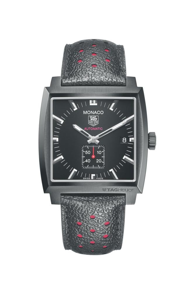 … Eine TAG Heuer Monaco Automatikuhr mit schwarzem Zifferblatt und strukturiertem Armband.