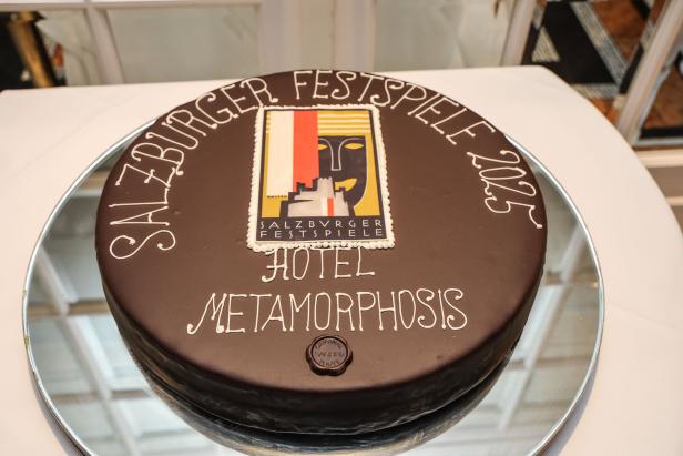 Gefeiert wurde mich Sachertorte 46-217561322
