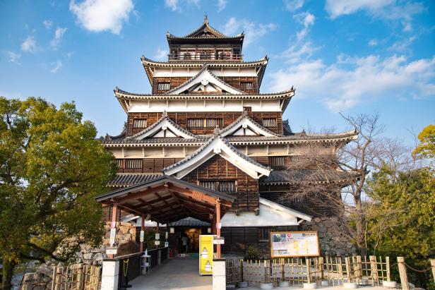 Die Burg Hiroshima, ein japanisches Kulturerbe, vor blauem Himmel.