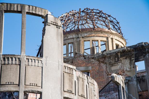 Die Ruine der Atombombenkuppel in Hiroshima vor blauem Himmel.
