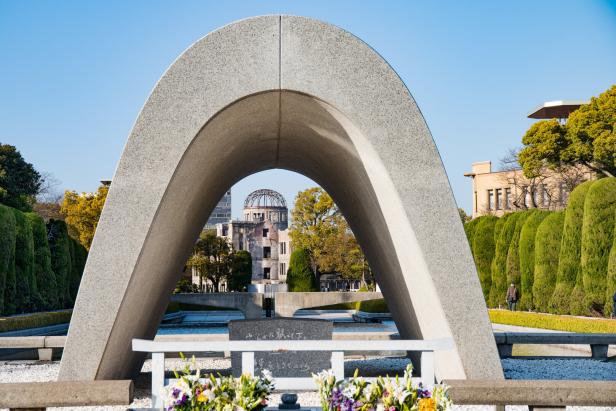 Der Friedensbogen im Friedenspark Hiroshima rahmt die Ruine des Atombombendoms ein.