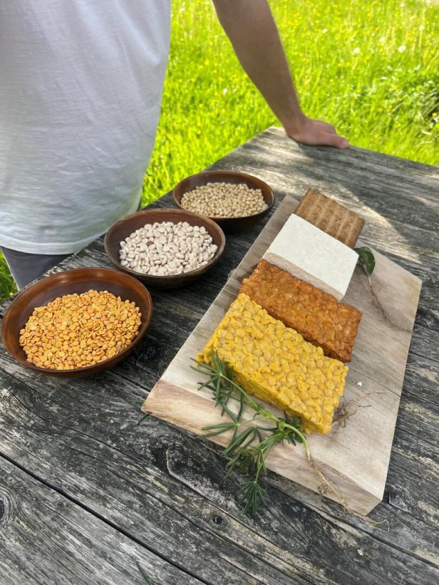 Tofu und Tempeh aus der eigenen Produktion.