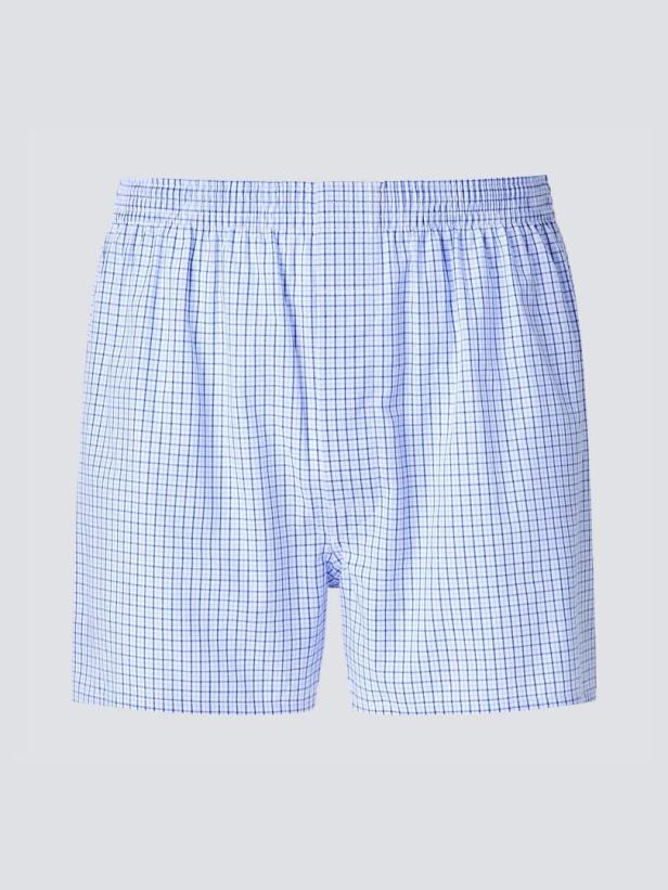 Eine karierte Boxershorts in Blau und Weiß.