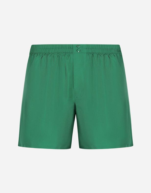 Eine grüne kurze Hose mit Gummibund und zwei Knöpfen.