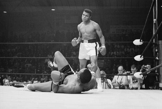 Die Boxer Muhammad Ali und Sonny Liston kämpfen.