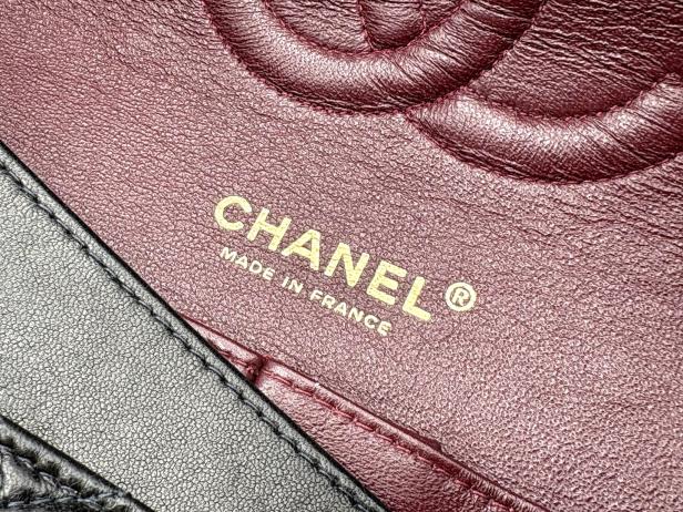 Detailaufnahme des „Chanel“-Logos auf einem Lederartikel, hergestellt in Frankreich.
