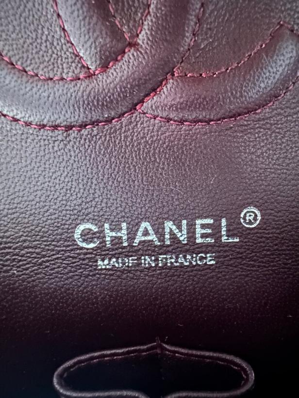 Detailaufnahme des Innenleders einer Chanel-Tasche mit Steppmuster und dem Schriftzug „Chanel Made in France“.