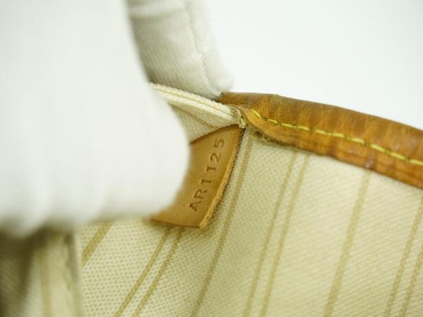 Detailaufnahme des Innenraums einer Handtasche mit dem Code AR1125.