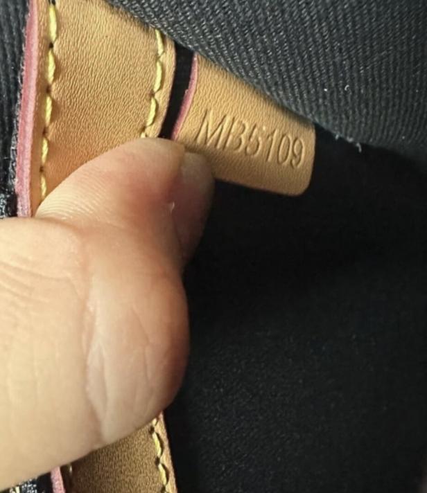 Ein Finger zeigt auf ein Etikett mit der Seriennummer MB35109.