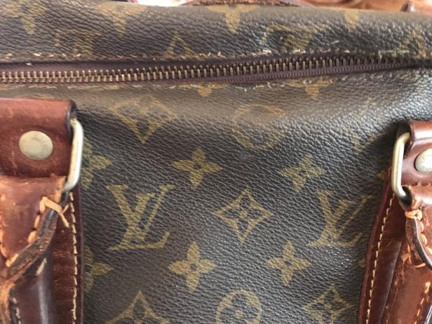 Detailansicht einer braunen Louis Vuitton Handtasche mit dem typischen Monogramm-Muster.