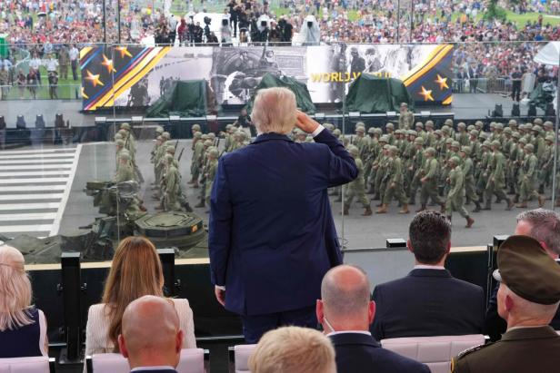 US-Präsident Donald Trump während Militärparade US-MILITARY-ARMY-ANNIVERSARY-PARADE