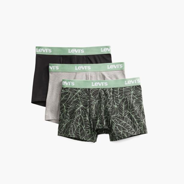 Drei Levi's Boxershorts in Schwarz, Grau und mit Blattmuster liegen übereinander.